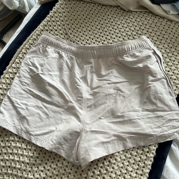 NWT Aritzia TNA big easy 3” shorts - Picture 4 of 5